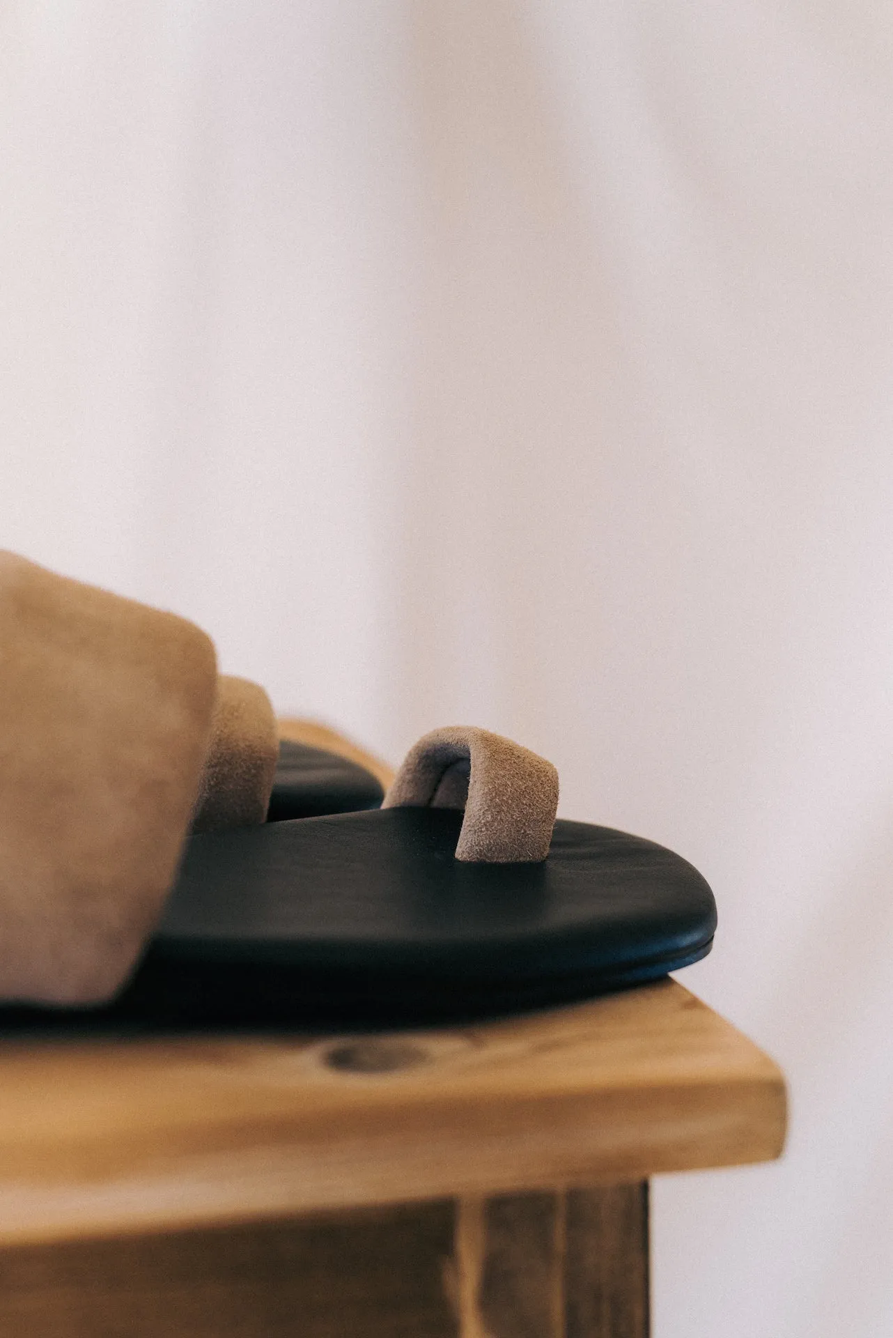 ALEJANDRA FLAT SANDALS NATURAL SUEDE